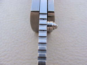Example of jimping on the spine of a knife.