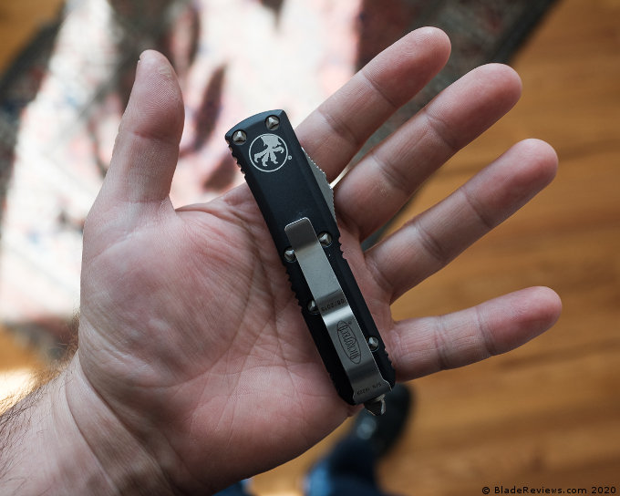 Microtech UTX-85 in Hand